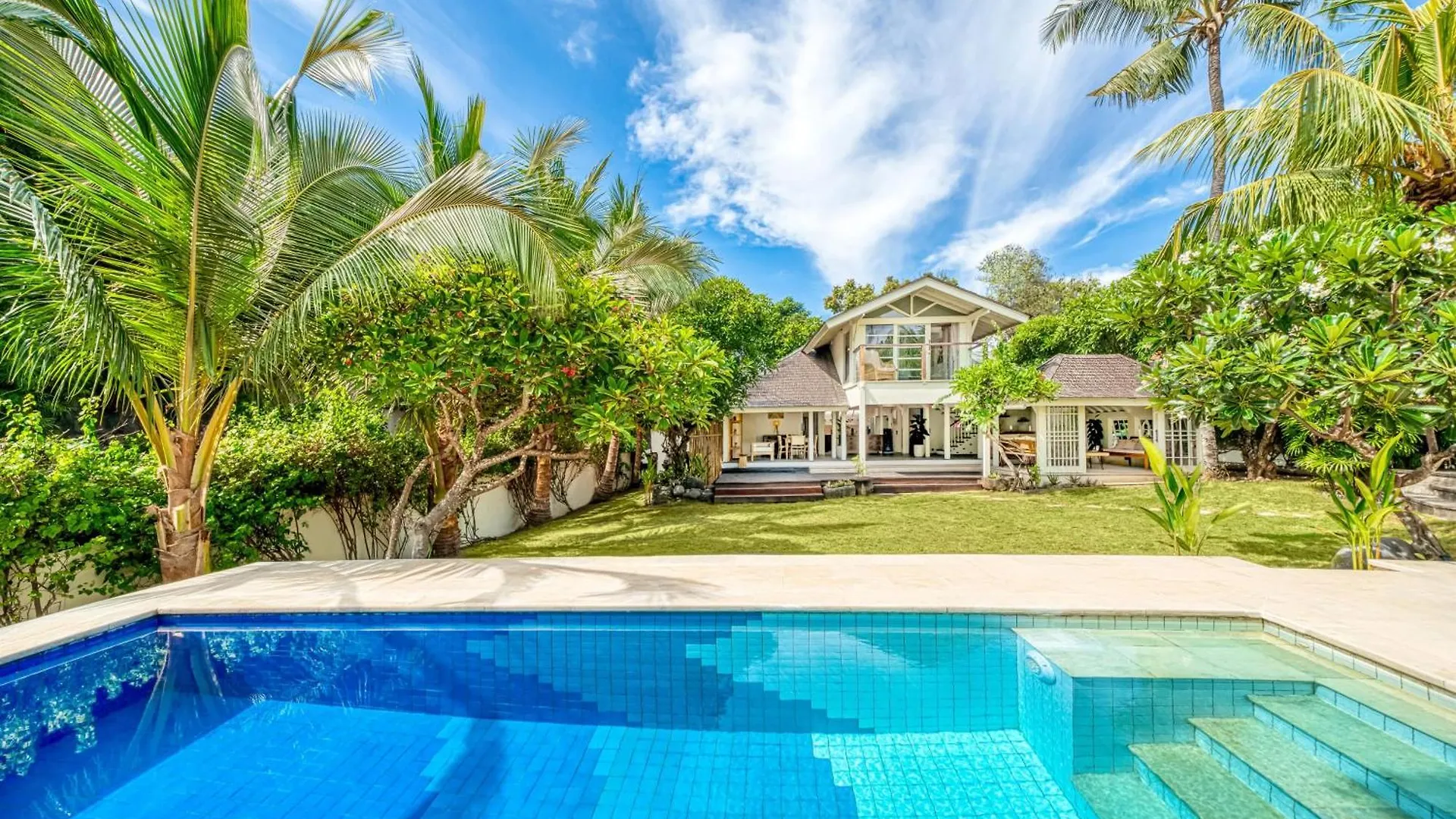 Villa Verona - 100M To Beach Huge Garden Seminyak